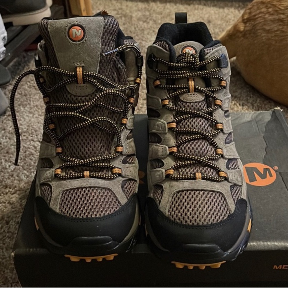 Merrell Moab 2 vent mid hiking boots 9W. New in box!